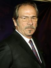 Tommy Lee Jones tulkitsee Hemingwayta