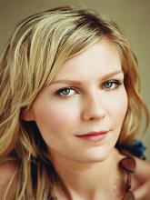 Kirsten Dunst pelleilee lehdistön kanssa