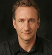 Alkoholiongelmainen nukke ratkomaan murhia