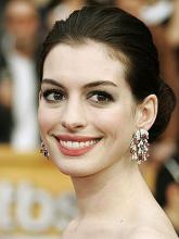 Anne Hathaway kaunistaa romanttista komediaa