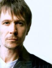 Gary Oldman jahtaa pyhää kirjaa Gary Oldman jahtaa pyhää kirjaa