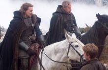 Kuvia Nicolas Cagesta pynttäytyneenä ritariksi