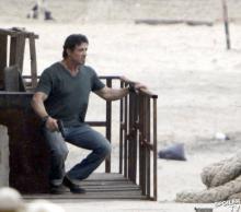 Hirmuisessa kunnossa oleva Sylvester Stallone vauhdissa - uusia kuvia