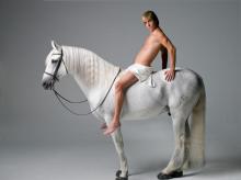 Tällä elokuvalla "Borat" sai koeyleisön pillastumaan - uusia kuvia